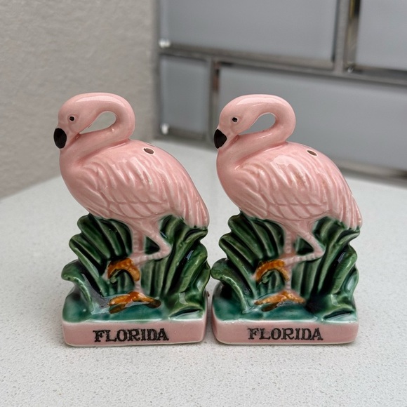 Vintage Pink Flamingo Salt and Pepper Shakers Florida - Picture 2 of 8
